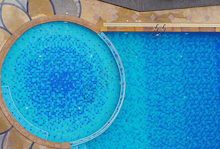 泳池边缘的顶层游泳池是木头奢华水池安全太阳反射健康地面蓝色旅行金属图片