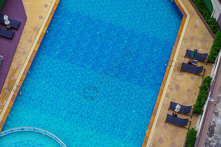 泳池边缘的顶层游泳池是木头地面温泉安全太阳健康闲暇游泳梯子脚步假期图片