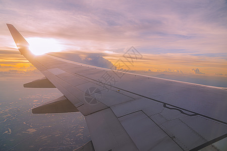 美丽的日落 天空在顶端的景色 飞机从窗户运输跑道太阳喷气翅膀喷射商业太空阳光图片