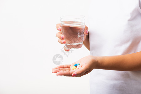 妇女手中握着避孕药 准备就绪 用杯子装药福利抗生素女性卫生治疗止痛药保健营养药片微笑图片