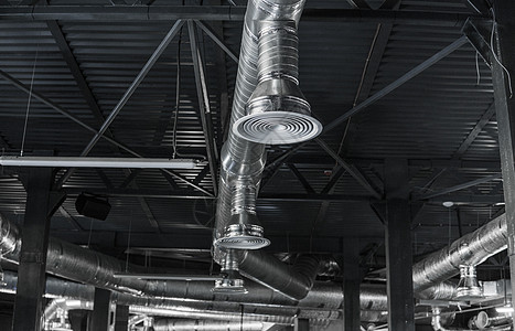 大型建筑物天花板上的通风系统 新建筑天花板上悬挂着银色绝缘材料的通风管建筑学空气技术冷却安装管道仓库金属冷气机工厂图片