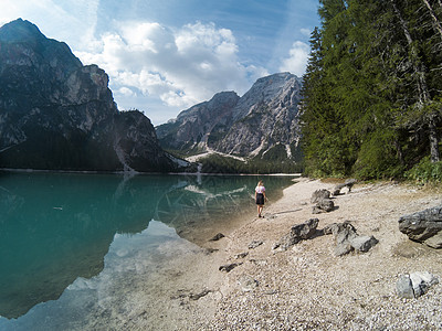 女孩们在 Braies 湖的壮丽景色中行走 与夏季森林和山脉反映在地表湖水多洛米蒂阿尔卑斯山 意大利 欧洲 在5 hero5 上图片
