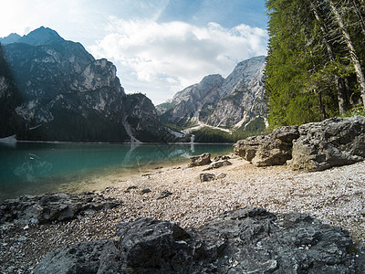 布雷斯湖的壮丽景色 与夏季森林和山脉反映在地表湖水多洛米蒂阿尔卑斯山 意大利 欧洲 在5 hero5 上拍摄远足高山岩石风景木头图片