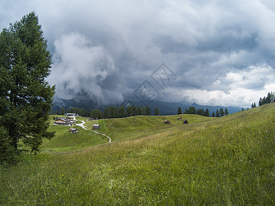 多洛米蒂山脉和山谷中带小房子的格力森林景观的美丽景色 南蒂罗尔 意大利 阿尔卑斯山 在运动相机上拍摄 下雨前的天气旅游蓝色中音公图片