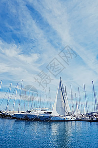 地中海海岸港口的游艇和船只 旅行和闲暇时间航行假期蓝色水景航程运输海景渡船余弦帆船图片