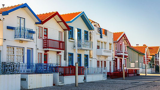 在葡萄牙阿维罗的科斯塔诺瓦街上海滩景观窗户花坛目的地阳台房子晴天城市渔村图片