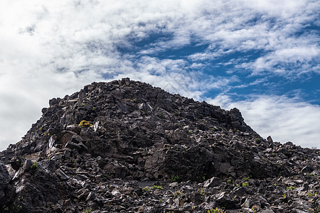 在火山口边缘的熔岩岩岩岩峰 M图片