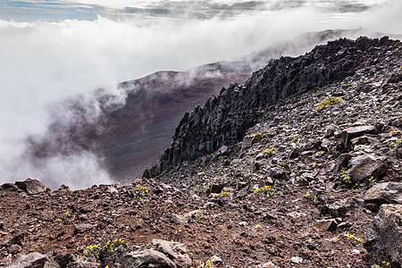 烟雾从美国夏威夷毛伊的Haleakala火山坑中冒出来图片