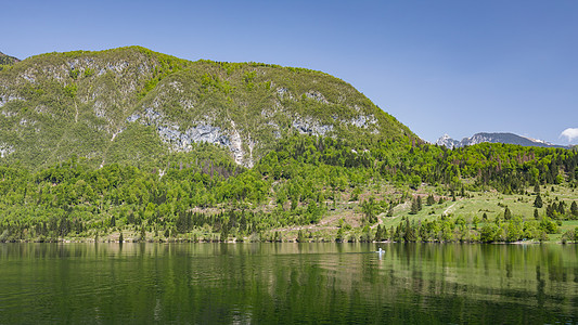 斯洛文尼亚的Bohinj湖 自然中的美丽高山村庄旅游森林目的地季节风景国家环境地标图片