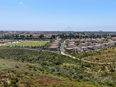 上中中产阶级社区与绿谷居民住宅的空中景象图人行道天空草地景观住房城市细分风景富裕财产图片