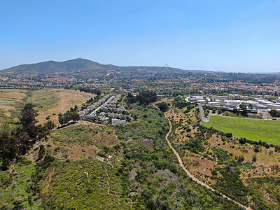 上中中产阶级社区与绿谷居民住宅的空中景象图细分房子天空景观土地城市生活富裕鸟瞰图财产图片