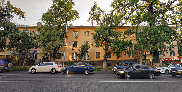 阿拉木图Nazarbayev街一带的老房子市中心商业景观地标蓝色街道旅行旅游城市公寓图片