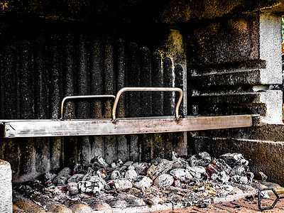 柴火几乎在混凝土烤架中烧毁 - 安装了烤架板图片
