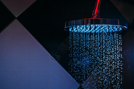 在淋浴中用蓝色的里盖从水罐落下的水滴跑步液体流动卫生溪流洗澡飞沫合金飞溅浴室图片