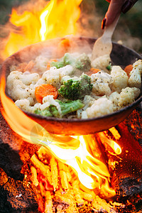 香菜花 西椰菜和胡萝卜在锅里旅游营养盘子生态平底锅烧伤煎锅菜花营火饮食图片