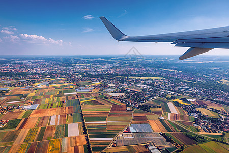 空中飞机窗口在地上方的地标向下查看地球晴天全景航空场地农田旅游运输阳光建筑图片
