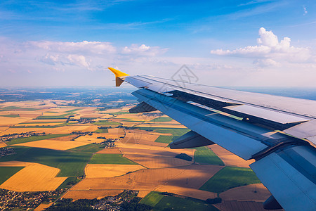 空中飞机窗口在地上方的地标向下查看风景阳光晴天天空飞机场座位地平线航空运输场地图片