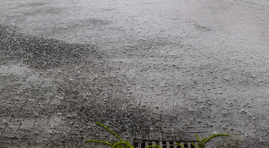 湿 ashpalt 道路纹理 大雨滴落在城市街道上墙纸雨滴城市街道下雨路面水坑石头反射天气图片
