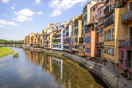 Girona晴天蓝色的高清图片