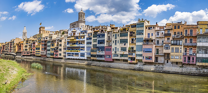 Girona晴天蓝色的高清图片