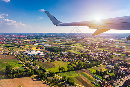 空中飞机窗口在地上方的地标向下查看假期晴天农村运输航班城市建筑气氛空气天线图片