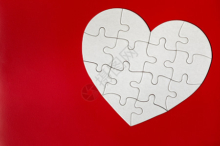 由拼图块组成的心脏物体 使全心完整 竖锯 Jigsaw拼图拼图游戏灵魂红色青年伴侣情人概念合伙婚礼图片