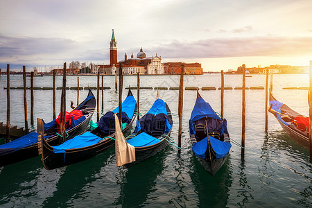 运河和意大利威尼斯的贡多拉斯 建筑和地标蓝色反射天际国际景观日落建筑学旅行历史性广场图片