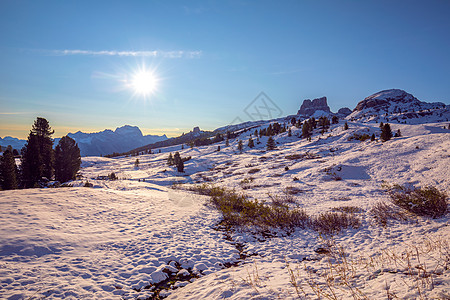 意大利北部多洛米特的冬季高地岩石山峰冰川远足者旅行旅游天空降雪荒野图片