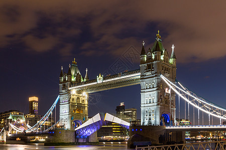 高塔大桥升起 让船只通过 伦敦 英格兰图片
