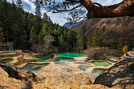 展望黄龙在中国高山的景象图片