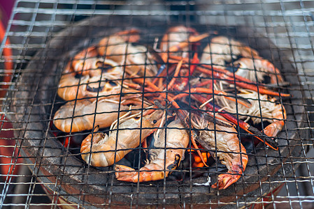 市场上的灰虾干淡水大虾餐厅烹饪美食木炭午餐火焰海洋街道烧烤贝类图片