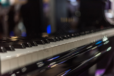 黑色古典大钢琴上的钢琴键线条琴键键盘爱好艺术家音乐流行音乐韵律音乐家音乐会图片