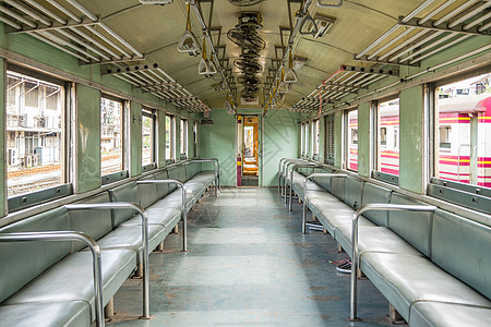 车内有座椅古老风格的火车运输服务速度货运交通滚动铁路窗户通勤者旅行图片