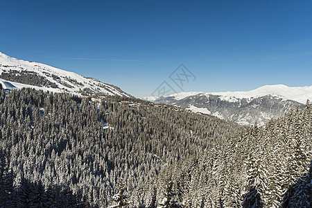 高山山脉下雪覆盖山谷的风景全景天气爬坡道天空山脉针叶旅行高山森林蓝色季节图片