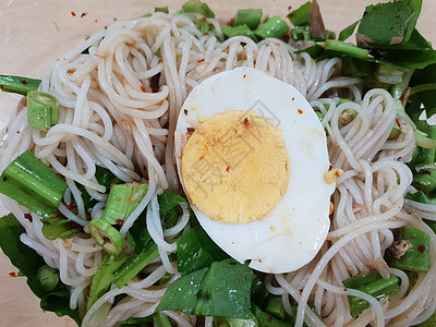 大米马面面辣辣色沙拉 加竹鱼市场洋葱美食香料烹饪蔬菜挂面盘子沙拉餐厅图片