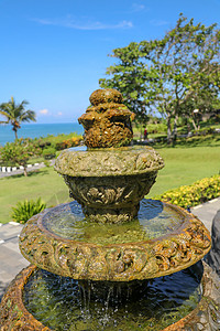 与喷泉的和平风景 在印度教寺庙海神庙附近的公园 巴厘岛 印度尼西亚 用于景观设计的热带花园中的小型装饰喷泉 流水的石头三级喷泉旅背景图片