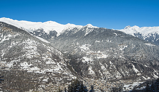 高山山脉下雪覆盖山谷的风景全景蓝色树木高山云杉天气天空针叶旅行山脉松树图片