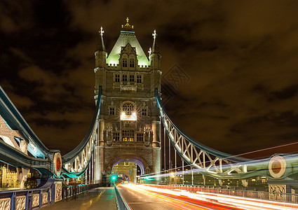 在英国伦敦的塔桥 夜间移动红色双Decke图片