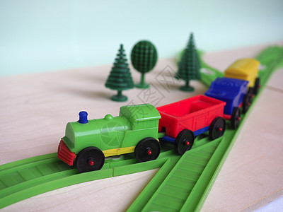 玩具火车和铁路轨道焦点树木塑料运输选择性植物游戏植被比例背景图片