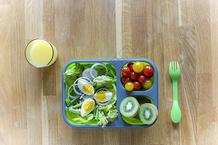 带健康食品的易售午餐盒早餐塑料小吃学校勺子水果食品级食物蔬菜橙汁图片