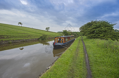 英国运河上的窄船在农村的一条小河上假期风景爬坡旅行人行道天空水路衬套纤道窗户图片