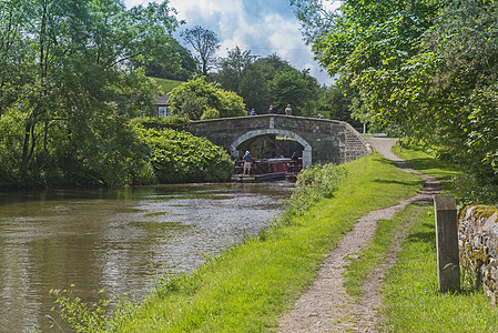 英国运河上的窄船在农村的一条小河上全景石桥衬套纤道水路旅行人行道风景天空英语图片