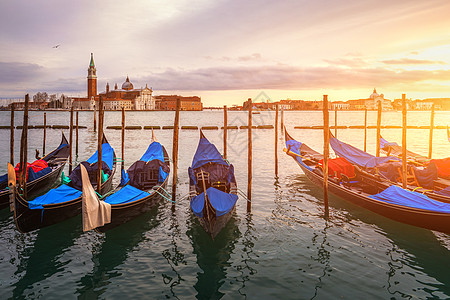 运河和意大利威尼斯的贡多拉斯 建筑和地标建筑学城市旅行运输游客反射景观日落广场天际图片