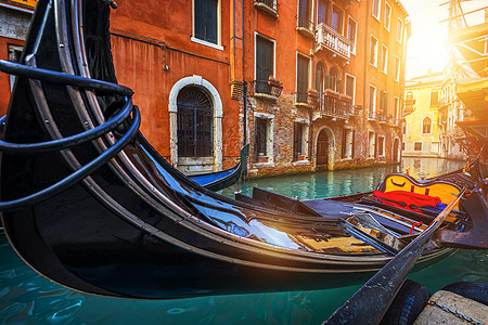 运河和意大利威尼斯的贡多拉斯 建筑和地标蓝色建筑学城市旅游船夫天际广场历史性运输反射图片