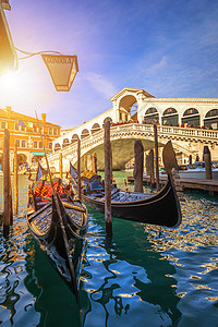 运河和意大利威尼斯的贡多拉斯 建筑和地标历史性建筑学缆车旅行渠道游客船夫天际蓝色日落图片