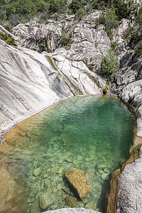 法国科西卡州巴维拉的悬崖水池森林风景吸引力探索远足运动清水行动图片