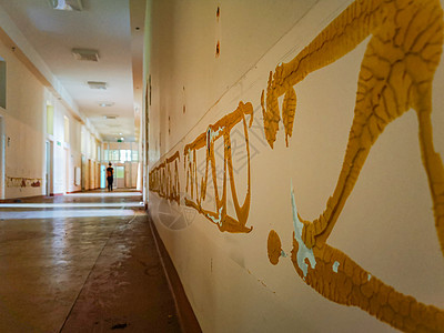 旧弃置医院走廊墙上的旧胶水图片