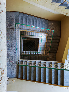 旧弃置医院的旧广场螺旋梯楼梯图片