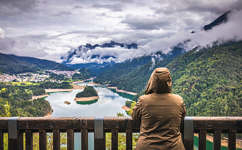 旅行者用宁静的观山和湖景 放松沉思远景享受远足休息自由假期闲暇探险家顶峰蓝色图片