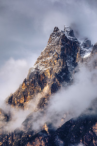 上方靠近科蒂纳全景金字塔晴天远足波峰旅行顶峰登山岩石观光图片